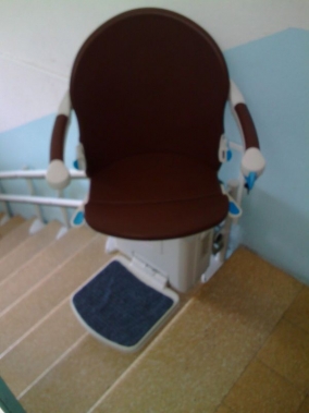 Il sedile può ruotare di 90° da entrambi i lati per salire e scendere in modo agevole e sicuro - Boccato Ascensori Srl