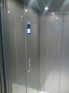 particolare dell'illuminazione dell'ascensore: faretti led a basso consumo energetico