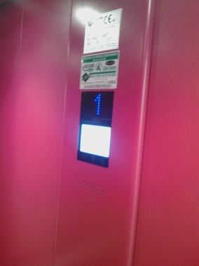 particolare interno dell'ascensore: display a led dal design pulito e moderno