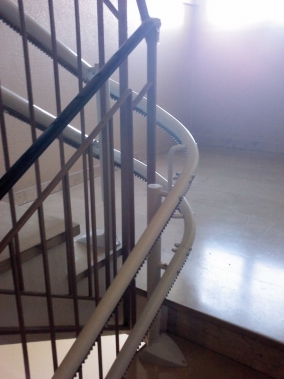 Curva a 180° lungo la seconda rampa di scale - Boccato ascensori srl