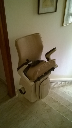 La macchina chiusa ha un ingombro ridotto sulla scala (indicativamente 35/36 cm di profondità e 60 cm di larghezza) - Boccato Ascensori srl