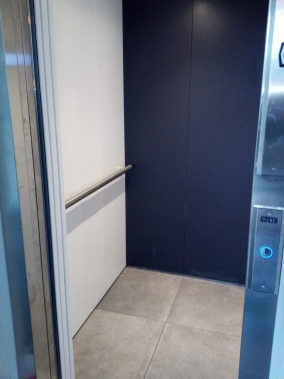 DETTAGLIO INTERNO DELLA CABINA  CON COLORI A CONTRASTO