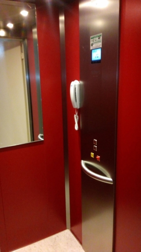 particolare interno della cabina: con un sapiente uso del bianco del pavimento la cabina risulta ariosa e confortevole