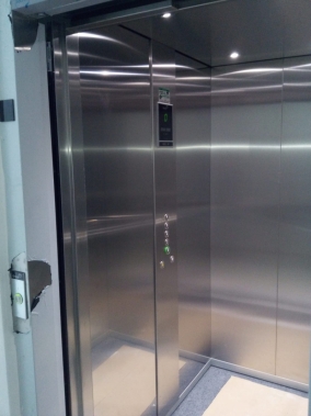 Interno cabina con display