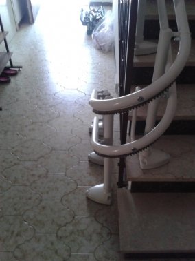 La guida a doppio tubo occupa circa 14-15 cm sulla scala - Boccato Ascensori Srl