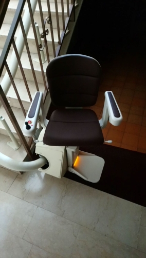 Rotazione del sedile di 90° per consentire una salita/discesa più facile e agevole - Boccato ascensori srl