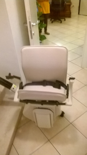 La macchina chiusa ha un ingombro ridotto sulla scala (indicativamente 35/36 cm di profondità e 60 cm di larghezza) - Boccato Ascensori srl