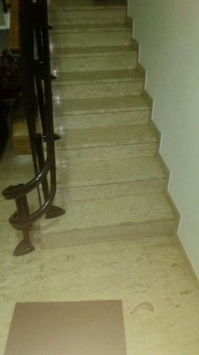 Partenza con curva a 180°, la guida a doppiotubo occupa uno spazio minimo di 14-15 cm sulla scala - Boccato ascensori srl
