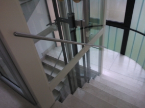 Installazione di ascensore panoramico in vetro per interni.