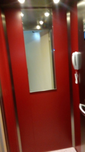 interno della cabina: stile e vivacità sono conferiti dal rosso delle parenti, con un tocco di luce e profondità negli spazi dato dallo specchio sul